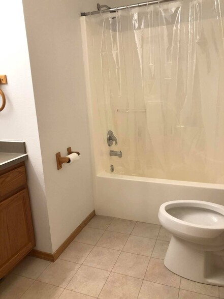 A full Bathroom - 53 W Tobiano Trl