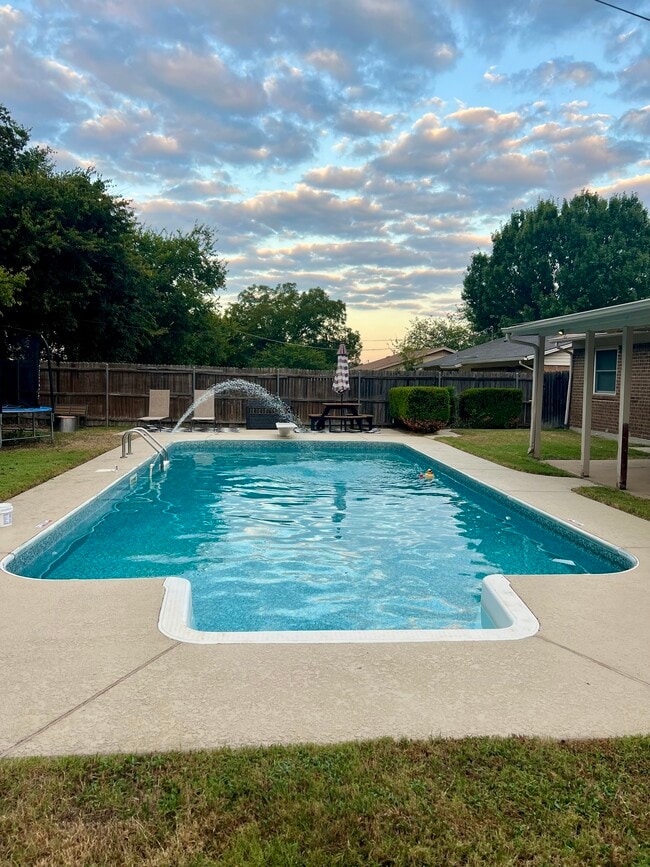 Building Photo - 6012 Highcrest Dr