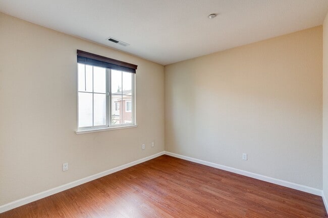 Building Photo - EXQUISITELY LOCATED TOWNHOME PRIVATE SETTING | MANY UPGRADES