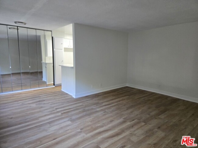Building Photo - 1226 Larrabee St