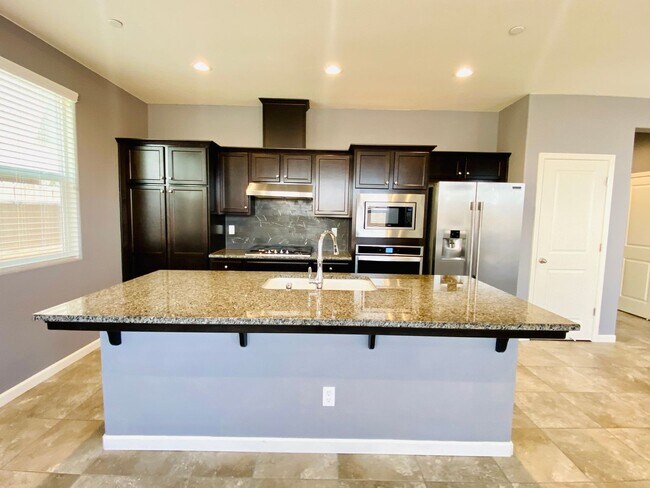 Building Photo - $2,395 Belmont & Fowler, 3 Bedroom - N Eli...