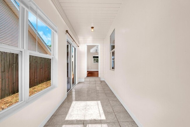 Building Photo - Updated Home in Convenient Location