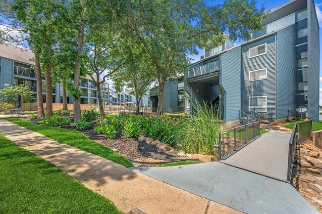 Building Photo - 12500 Melville Dr