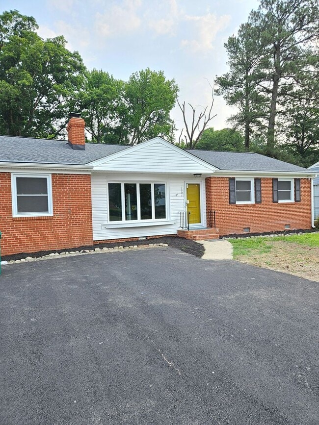 Building Photo - 3 Bedroom 1.5 Ba Brick Rancher Near I-64