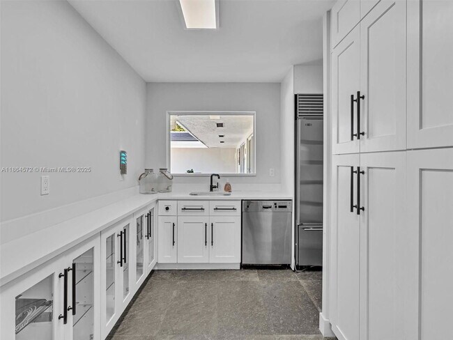 Building Photo - 840 South South Lake Drive, Hollywood, FL ...