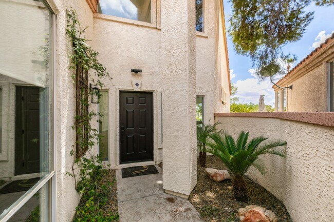 Building Photo - 3 Bedroom, 2.5 Bath Golf Course Home in Guard-Gated Canyon Gate