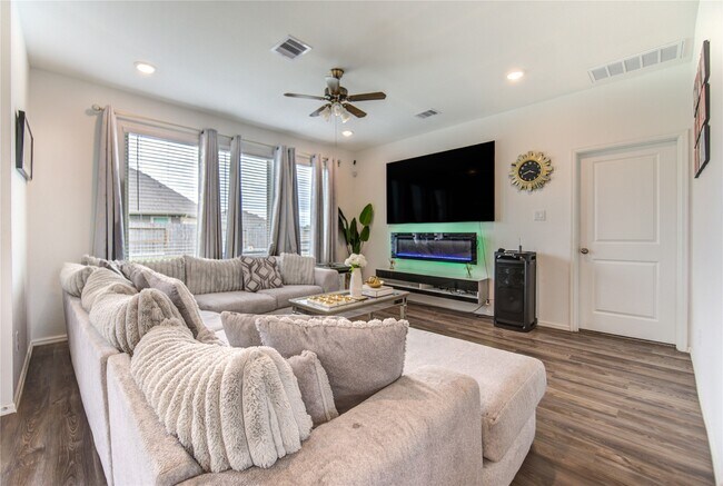 Building Photo - 26627 Ledgemont Dr