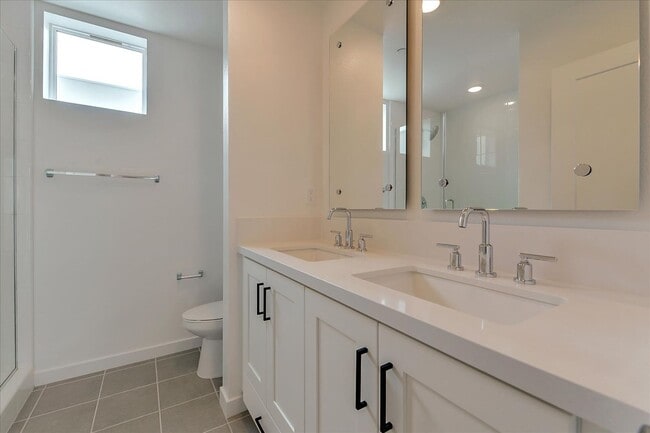 Building Photo - Updated and Luxurious Gorgeous 3 Bedroom T...