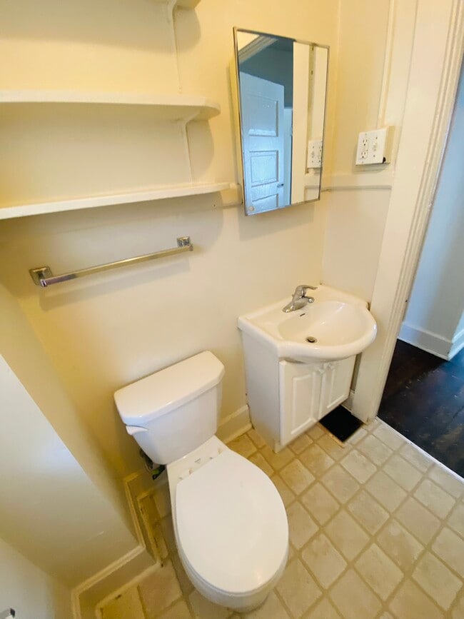 Building Photo - 220 E Davenport St