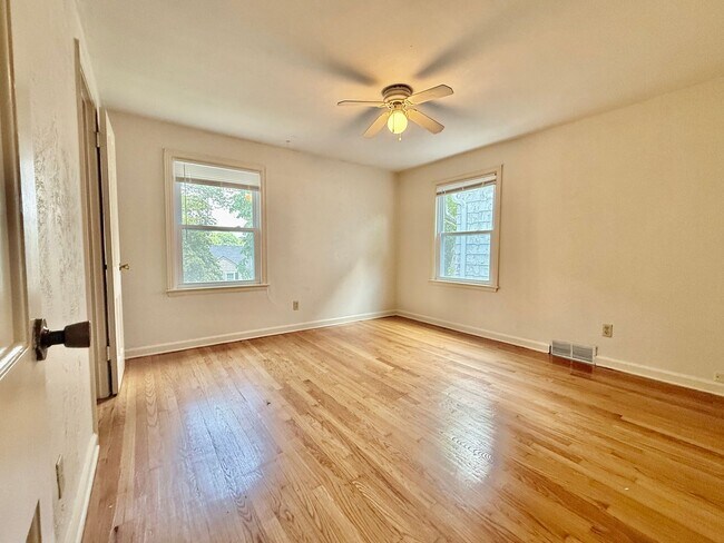 Building Photo - 621-623 E 63rd Terrace