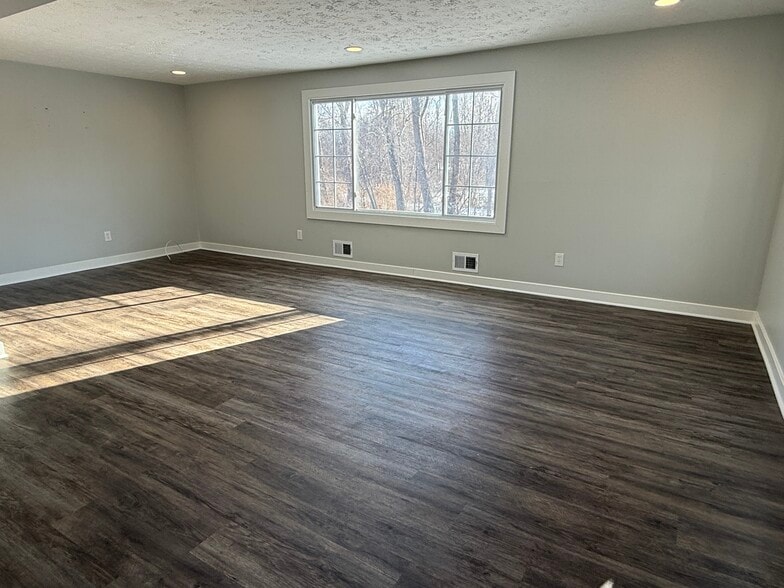 Building Photo - 740 Ridge Rd