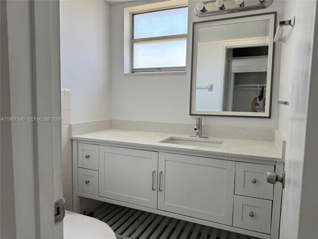 Building Photo - 1333 E Hallandale Beach Blvd