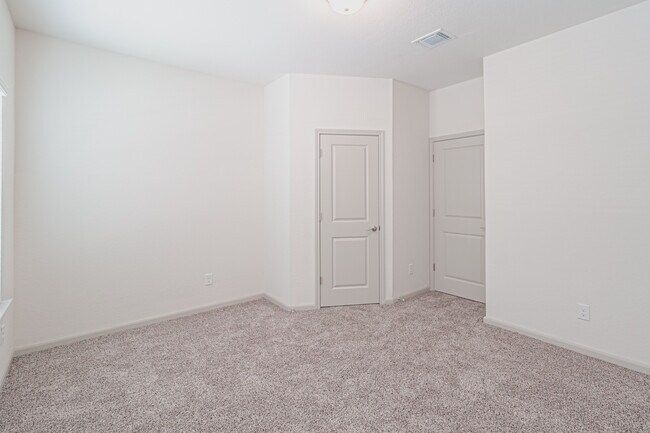 Building Photo - 7411 Gramercy Way