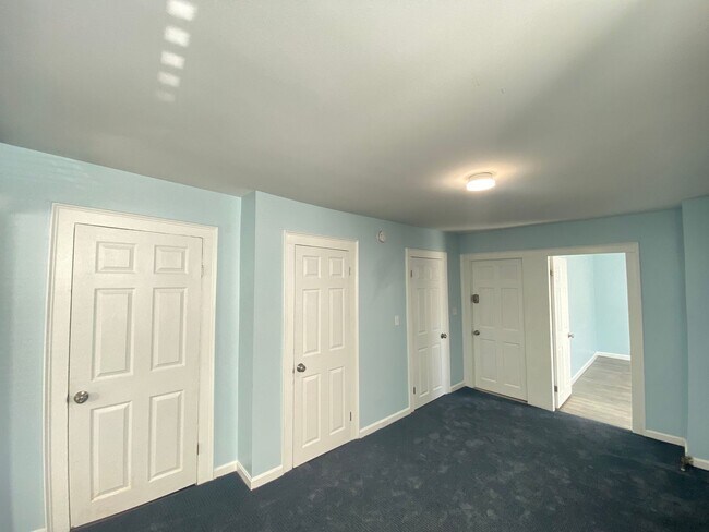 Building Photo - 9 Oak St