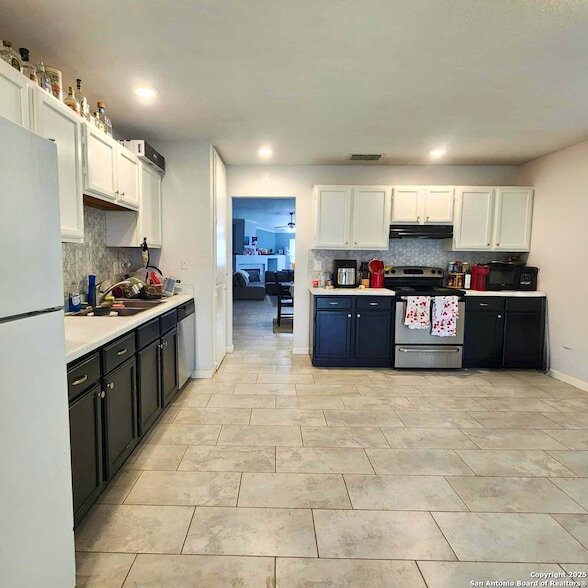 Building Photo - 10539 Country Flower
