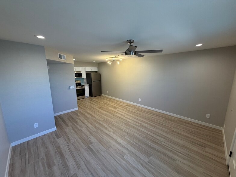 Building Photo - 476 E Linda Ave