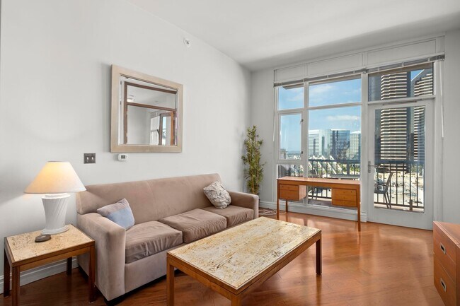 Building Photo - Top Floor Condo in the Gaslamp District!