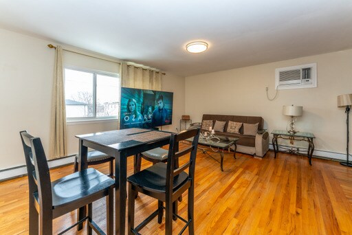 Livingroom - 4304 Meadowview Ave