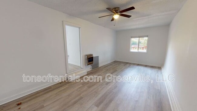 Building Photo - 233 Camellia Cir