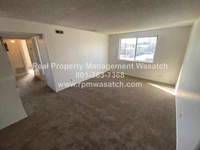 Building Photo - Half off first months rent!! New lower rent!!