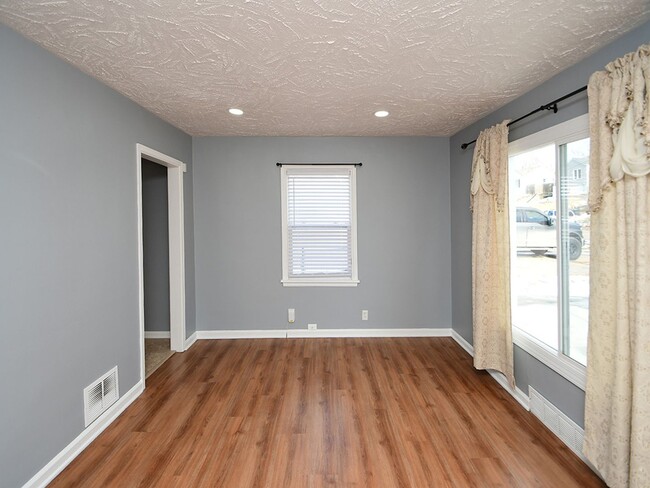 Building Photo - Cute Bungalow