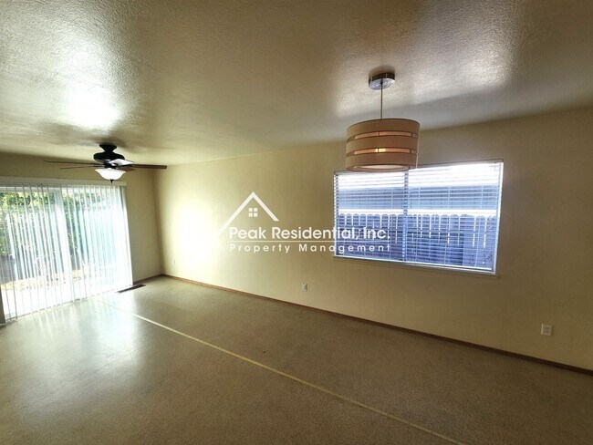 Building Photo - Charming 4bd/2ba Home with Large Backyard