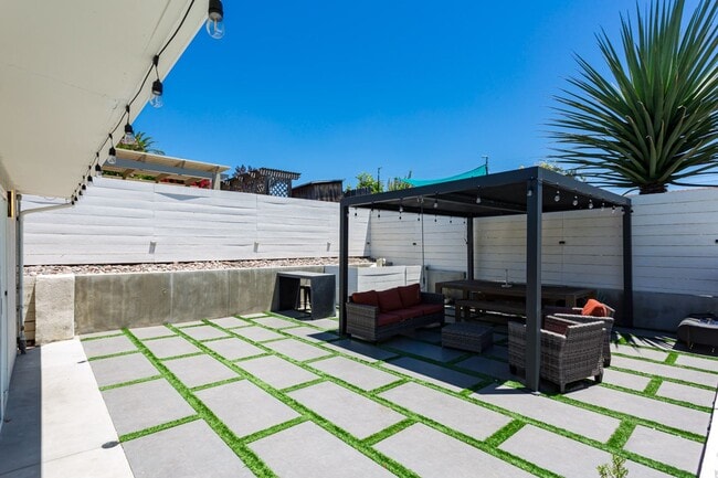 Building Photo - Contemporary Birdland Residence