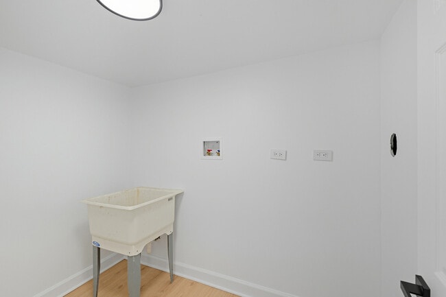 Building Photo - 218 W 115th St