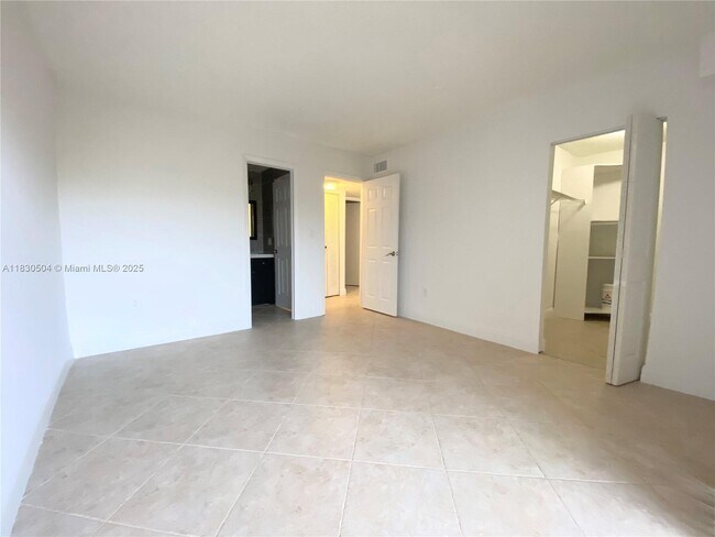 Building Photo - 9371 Fontainebleau Blvd