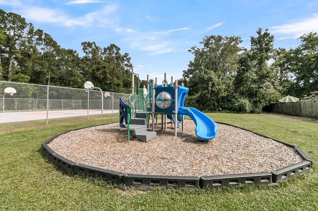 Building Photo - 3 Bedroom 1.5 Bath Town Home in North Charleston