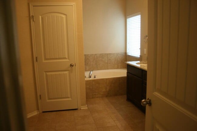 Building Photo - 27035 Oleander Chase