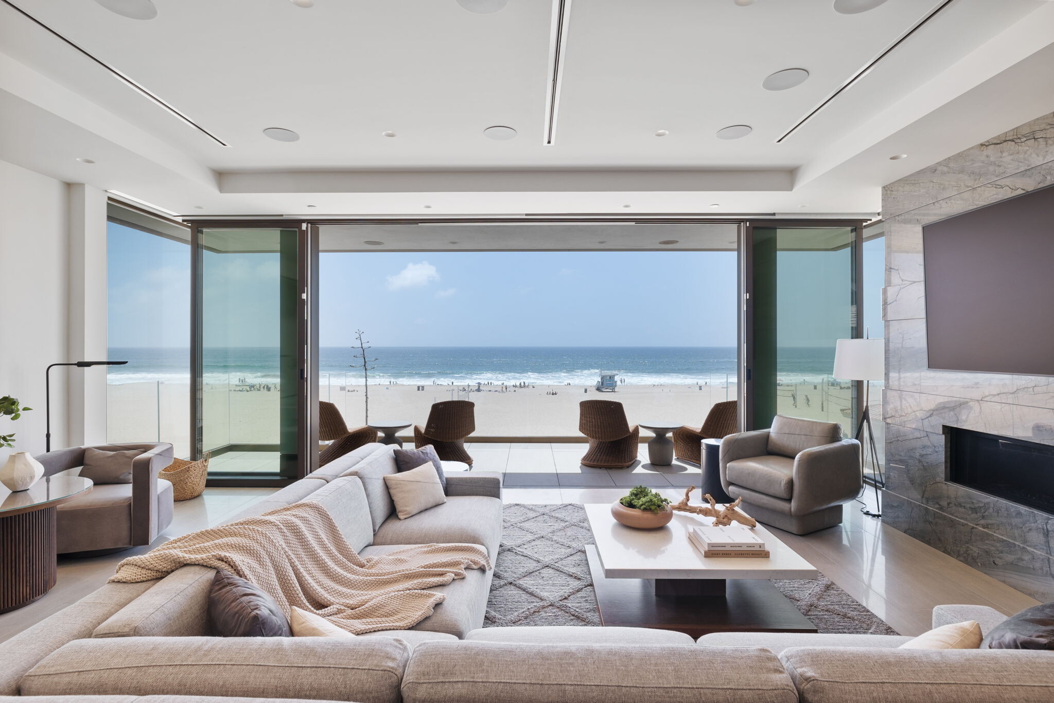 Building Photo - 716 The Strand