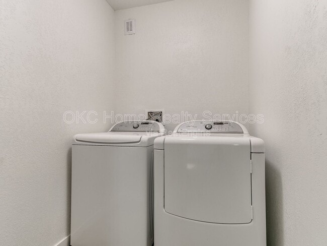 Building Photo - 1812 W Noble Ave