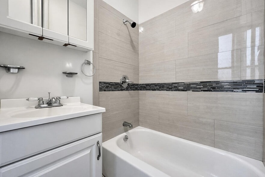 Building Photo - 401 E 68th St