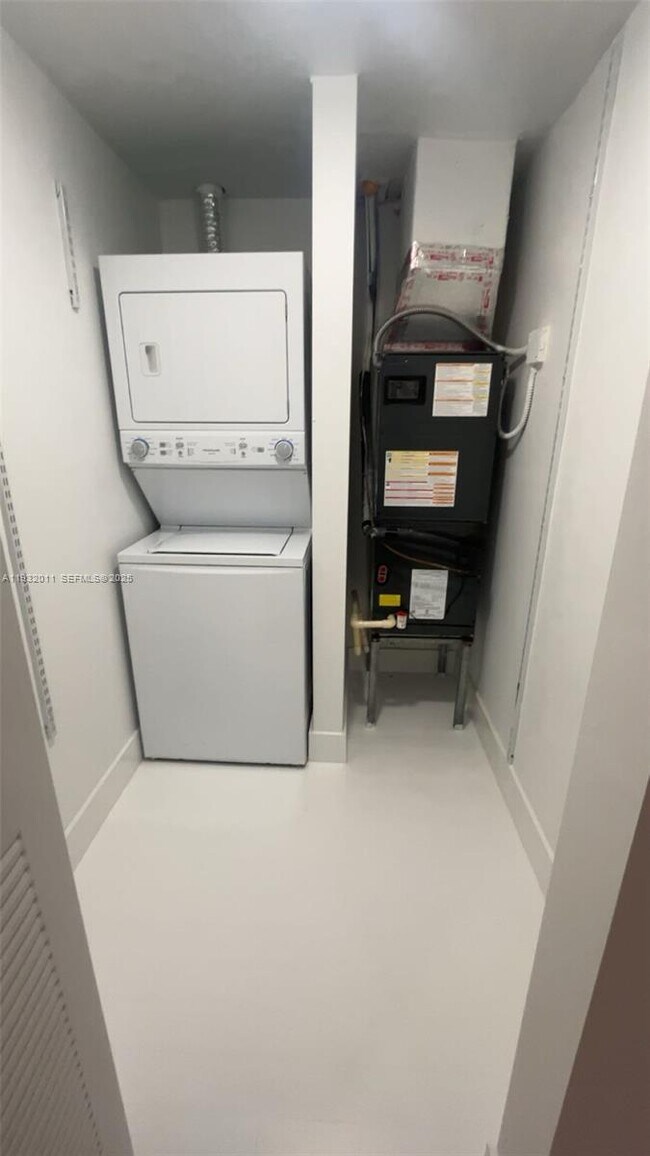 Building Photo - 960 Bay Dr