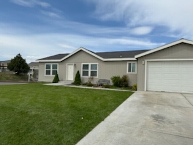Building Photo - A gem of a home in Boardman