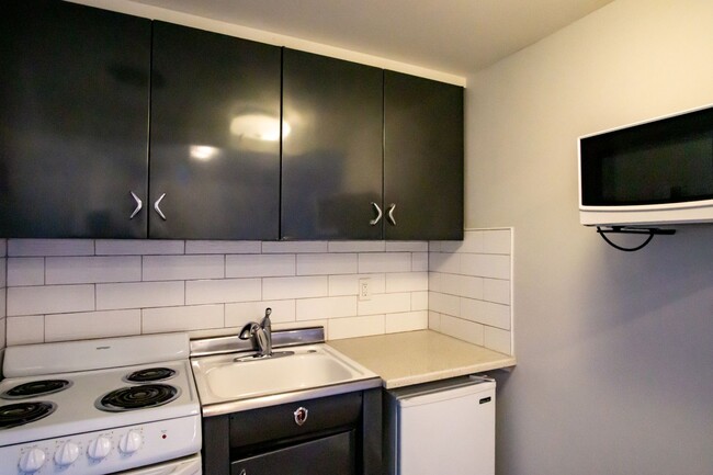 Building Photo - SW: Unique, Updated Studio w/Walk-Through ...