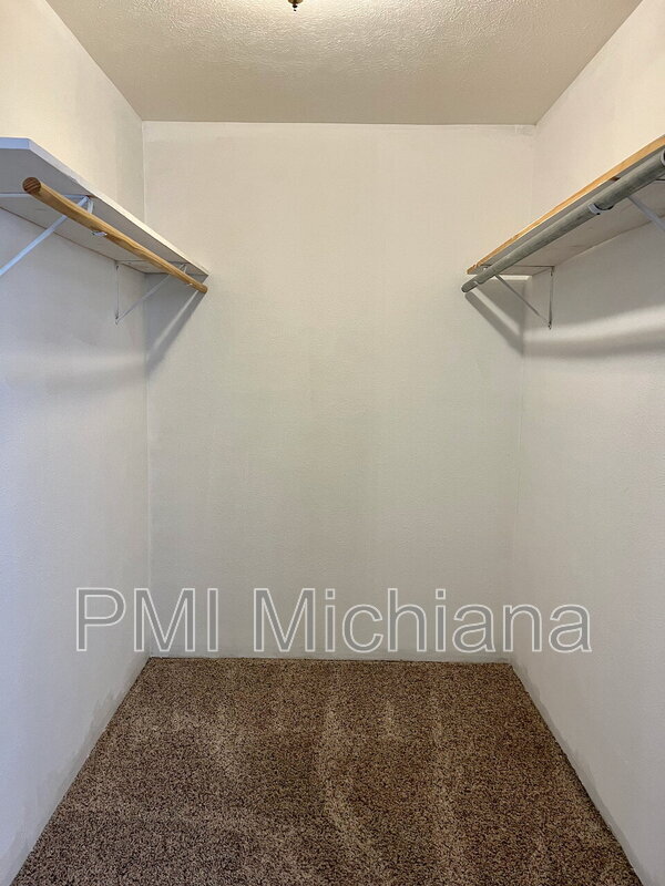 Building Photo - 19901 Oakdale Ave