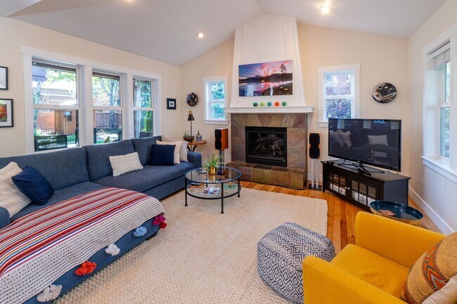 Building Photo - Beautiful Craftsman Style Home in Northwes...