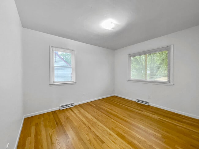 Building Photo - Charming and Spacious 4-Bedroom, 2-Bathroo...