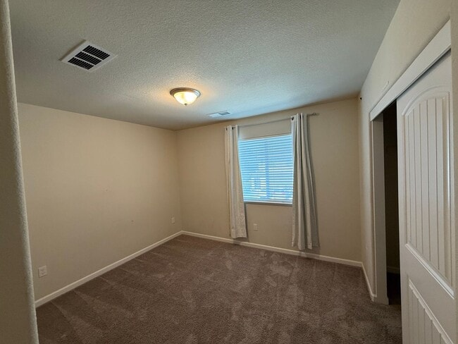 Building Photo - Two story home located in Sylvan School District!