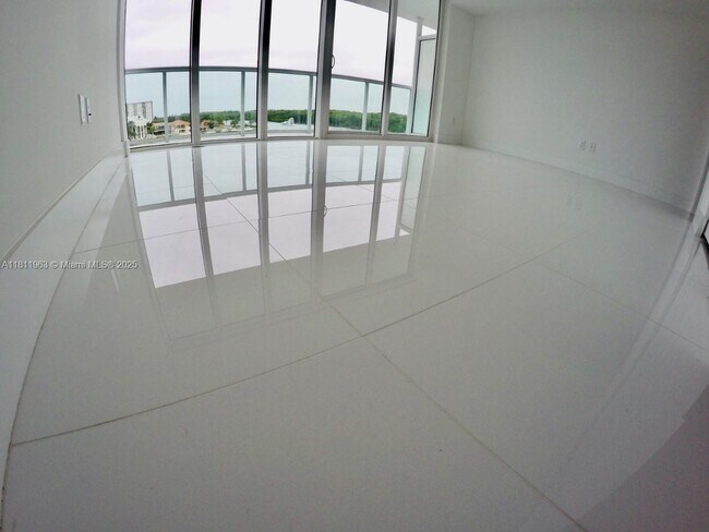 Building Photo - 1010 Brickell Ave