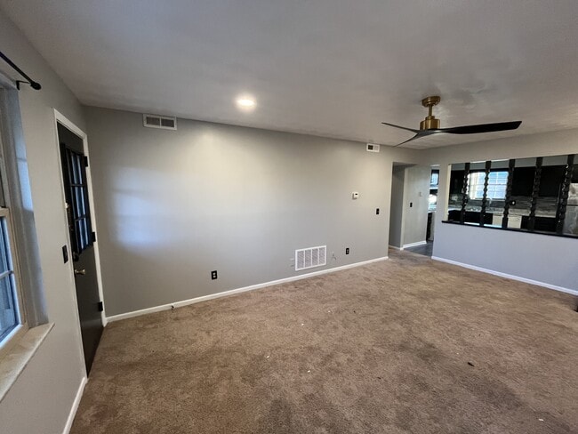 Building Photo - 550 Kitrina Ave