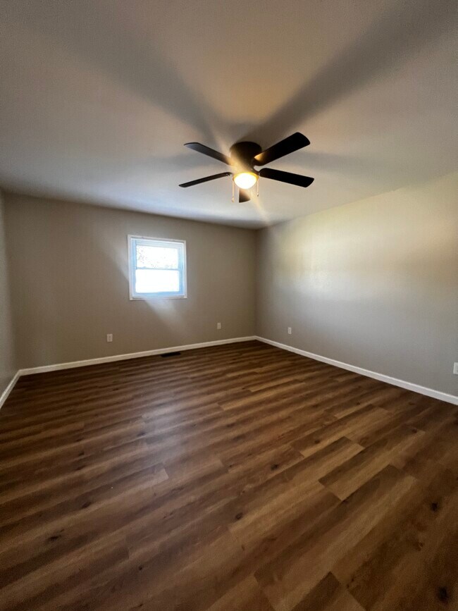 Building Photo - 1350 Husband Rd