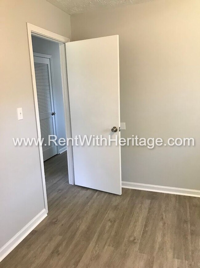 Building Photo - FANTASTIC 2 BEDROOM 1.5 BATH DUPLEX WITH ALL THE UPGRADES / GREAT LOCATION