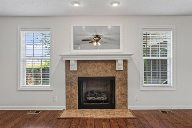 Building Photo - 566 Falkland Cir