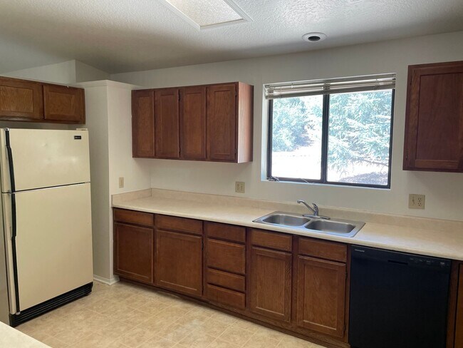 Building Photo - Village of Oak Creek  6-MONTH LEASE TERM