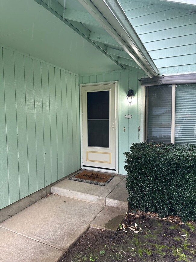 Building Photo - Beautiful 3 bedroom 2 bathroom house in a ...