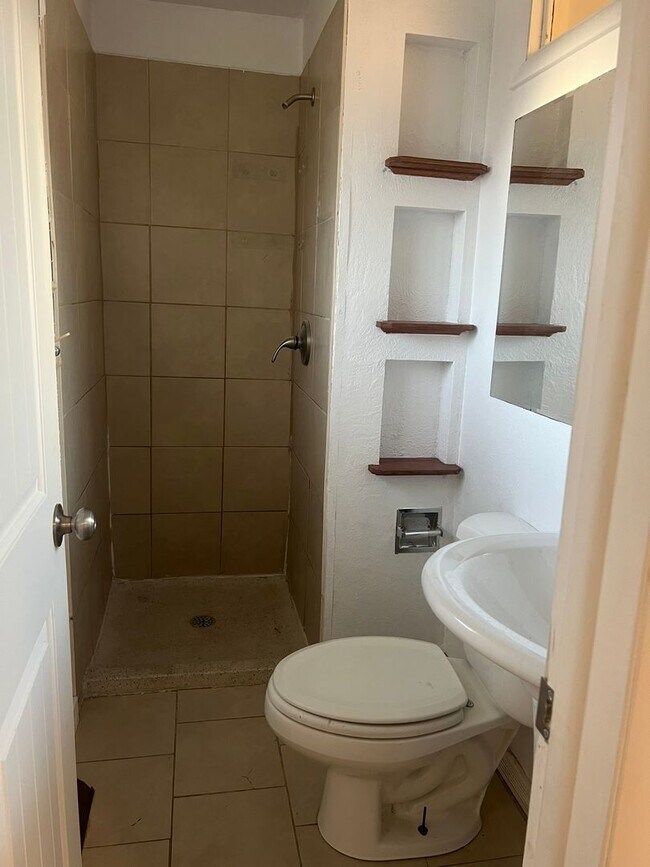 Building Photo - 5 Bedroom Home Near Mitchell High School