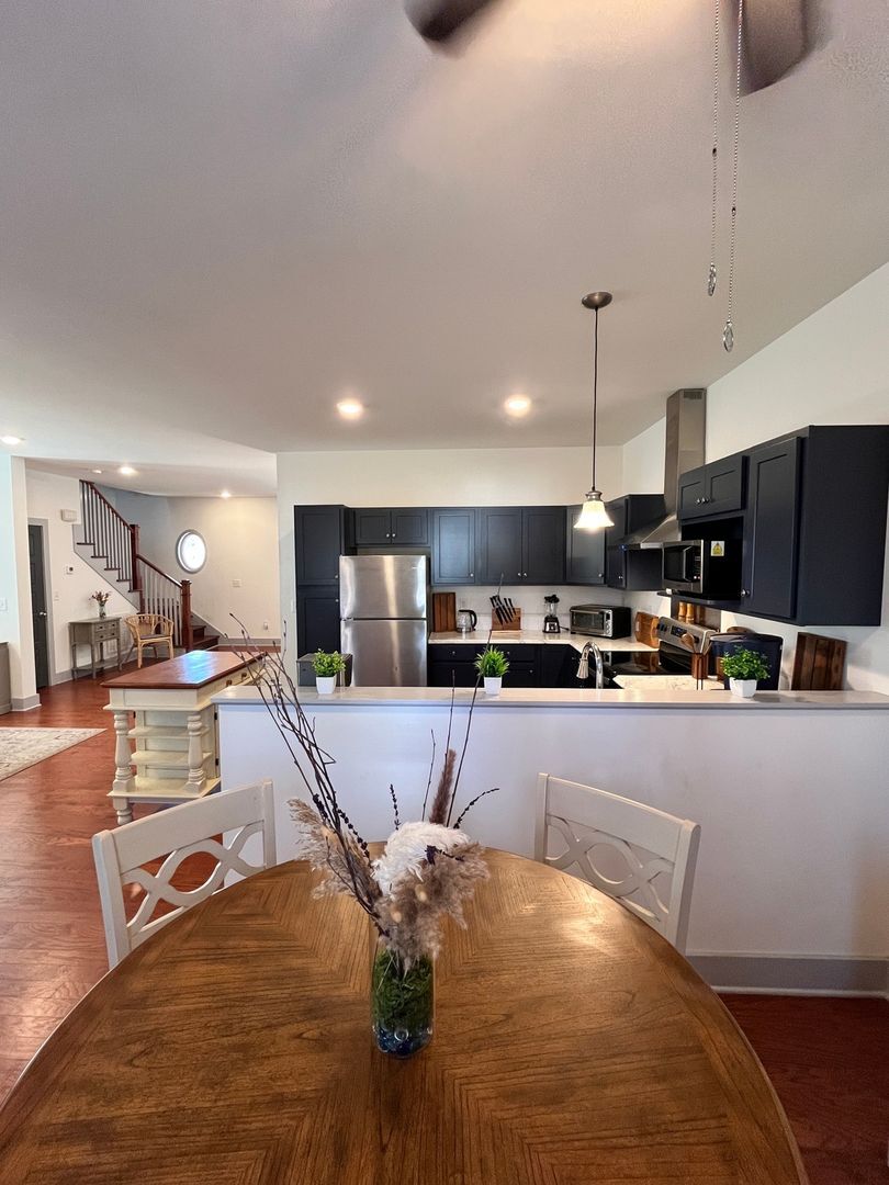 Building Photo - 420 Veritas St